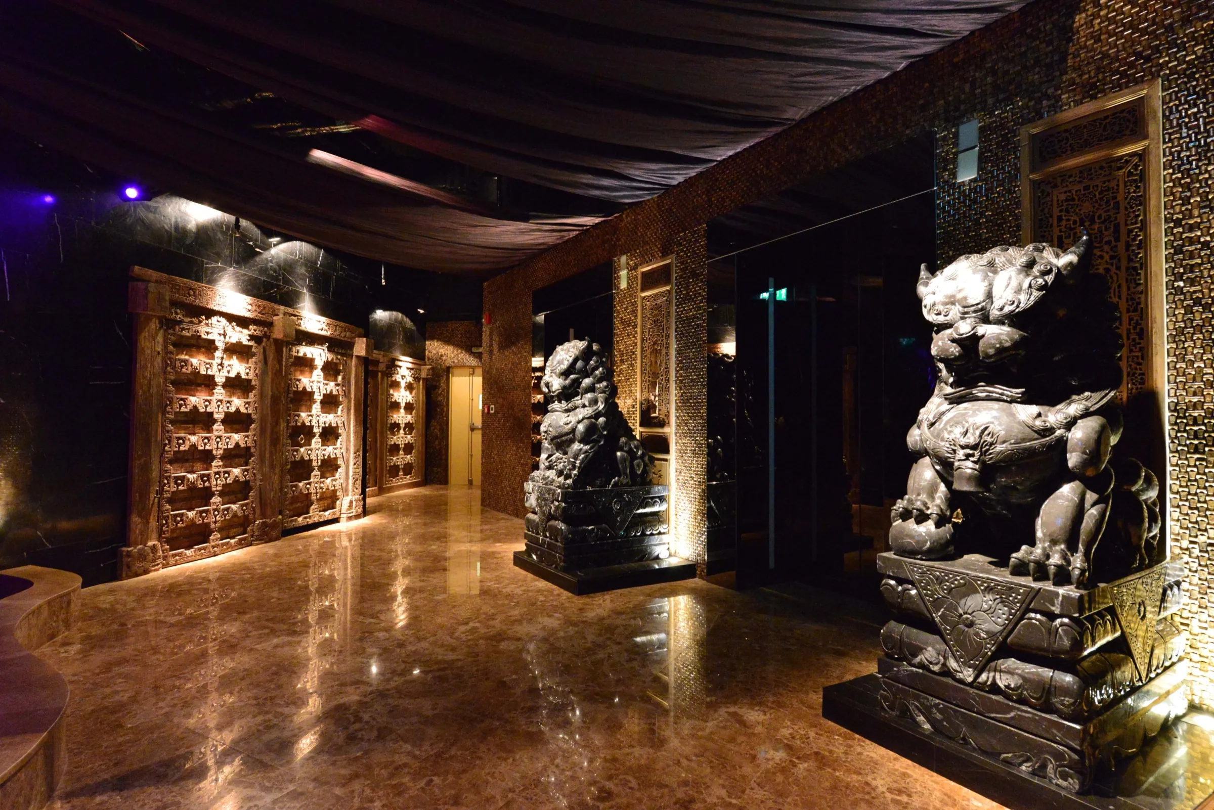 Asia Asia, entrance hall